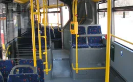 Zakupione autobusy niskopodłogowe marki Mercedes - na zdjęciu wnętrze autobusu