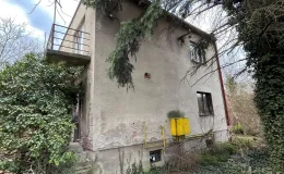 Zdjęcie nieruchomości zabudowanej budynkiem mieszkalnym wolnostojącym przy ul. Botanicznej 5