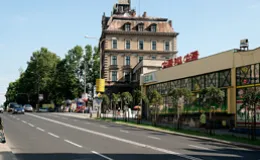 Droga wojewódzka nr 942 w Bielsku-Białej - na zdjęciu fragment drogi, sklep, hotel, pojazdy oraz zieleń
