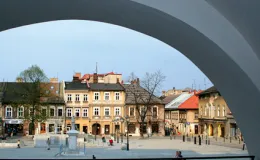 zdjęcie Starówki w Bielsku-Białej przedstawiające plac, kamienice oraz spacerujących