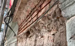Staszica 3 stan detalu elewacji frontowej przed remontem.