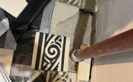 Staszica 3 uzupełnianie wzorzystej posadzki ceramicznej.