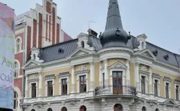 Willa przy ul. 3 Maja 13 elewacje uliczne i dach po remoncie.