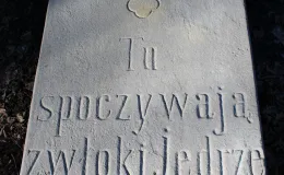 Kościół pw. św. Barbary nagrobek przy drodze procesyjnej po renowacji.