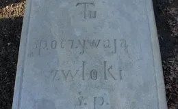 Kościół pw. św. Barbary nagrobek przy drodze procesyjnej po renowacji.