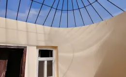 Świetlik oraz ściany klatki schodowej po remoncie. 