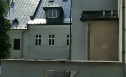 Elewacja i murowane ogrodzenie po nałożeniu tynków.