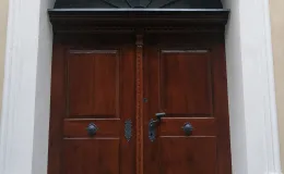 Portal wejściowy i stolarka drzwiowa po renowacji. Portal wejściowy i stolarka drzwiowa po renowacji.