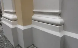 Partie cokołu i bazy pilastrów po renowacji. Partie cokołu i bazy pilastrów po renowacji.