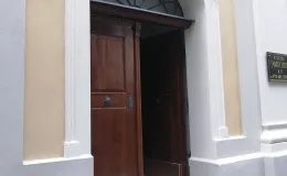 Portal wejściowy i stolarka drzwiowa po renowacji. Portal wejściowy i stolarka drzwiowa po renowacji.