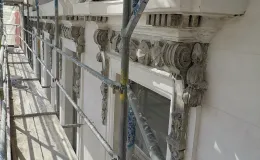 Kamienica przy ul. 3 Maja 29, czyszczenie detalu architektonicznego i sztukatorskiego.