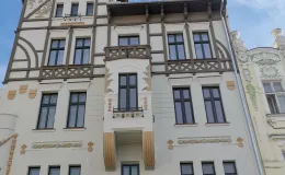 Kamienica "Pod Żabami", widok na elewację od strony Placu Wojska Polskiego.