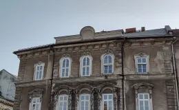 Ratuszowa 2 widok elewacji od strony pl. Wojska Polskiego przed remontem. Ratuszowa 2 widok elewacji od strony pl. Wojska Polskiego przed remontem.