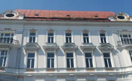 Kamienica przy ul. 3 Maja 29, elewacja frontowa po pracach konserwatorskich.