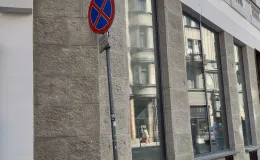 Barlickiego 4 widok elewacji z pasem witryn oraz kamienną okładziną w parterze po konserwacji. 