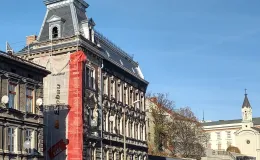 Zamkowa 8 widok po remoncie dachu, widoczne pokrycie kamiennym łupkiem.
