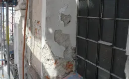 Skucie odparzonych tynków. Skucie odparzonych tynków.