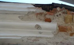 Uszkodzone gzymsy. Uszkodzone gzymsy.