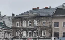 Ratuszowa 2 widok elewacji od strony pl. Wojska Polskiego przed remontem. Ratuszowa 2 widok elewacji od strony pl. Wojska Polskiego przed remontem.