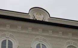 Ratuszowa 2, kartusz herbowy po montażu. Ratuszowa 2, kartusz herbowy po montażu.