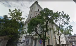 Fasada kościoła z korpusem. Fasada kościoła z korpusem.