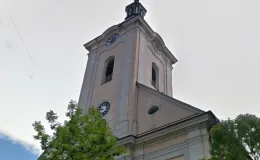 Korpus wieżowy z widocznymi ubytkami i zniszczeniami. Korpus wieżowy z widocznymi ubytkami i zniszczeniami.