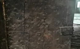 Stolarka drzwiowa z okuciem prowadząca na strych.