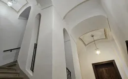 Ratuszowa 2, klatka schodowa po remoncie. Ratuszowa 2, klatka schodowa po remoncie.