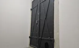 Ratuszowa 2, drzwi prowadzące na strych oraz posadzka kamienna po remoncie. Ratuszowa 2, drzwi prowadzące na strych oraz posadzka kamienna po remoncie.