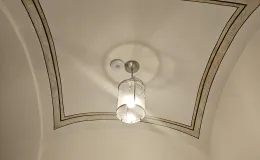 Ratuszowa 2, sklepienie klatki schodowej po remoncie. Ratuszowa 2, sklepienie klatki schodowej po remoncie.
