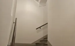 Ratuszowa 2, klatka schodowa po remoncie. Ratuszowa 2, klatka schodowa po remoncie.