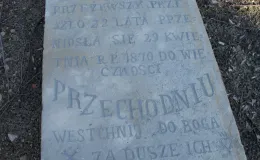 Kościół pw. św. Barbary nagrobek przy drodze procesyjnej po renowacji.
