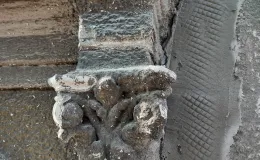 3 Maja 17 stan degradacji detalu sztukatorskiego.