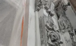 Ratuszowa 2 detal sztukatorski elewacji podczas czyszczenia. Ratuszowa 2 detal sztukatorski elewacji podczas czyszczenia.