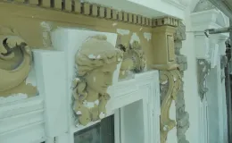 Cieszyńska 14 renowacja detalu sztukatorskiego na elewacji frontowej.