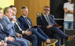 na zdjęciu osoby podczas konferencji