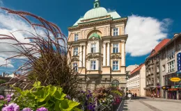 fot. Dorota Koperska Zdjęcie przedstawiające widok na kamienicę z mostu na rzece Białej.