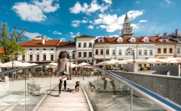 fot. Dorota Koperska Zdjęcie przedstawiające kobietę z psem idąca przez mostek na rynku w Bielsku.
