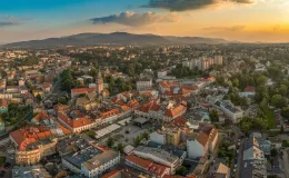 fot. Michał Kisiel Pics Studio Zdjęcie przedstawiające Bielsko-Białą z lotu ptaka.
