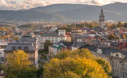 fot. Michał Kisiel Pics Studio Zdjęcie przedstawiające widok z lotu ptaka na Bielsko-Białą i góry w tle.