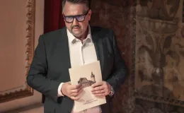 na zdjęciu osoby na scenie