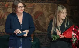 na zdjęciu osoby na scenie