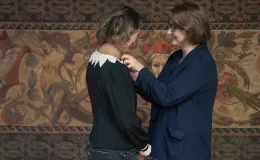 na zdjęciu osoby na scenie