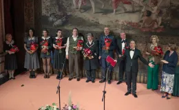 na zdjęciu osoby na scenie