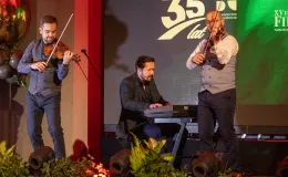 na zdjęciu osoby na scenie