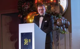 na zdjęciu osoby na scenie
