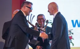 na zdjęciu osoby na scenie