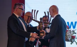 na zdjęciu osoby na scenie