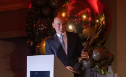 na zdjęciu osoby na scenie