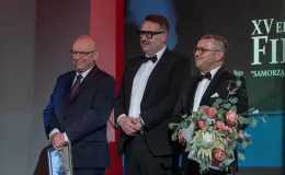na zdjęciu osoby na scenie